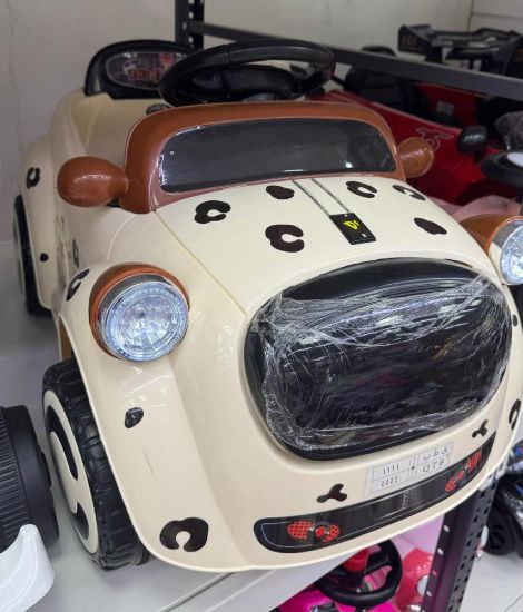 صورة سيارة البقرة الكهربائية للأطفال – إصدار النقاط السوداء